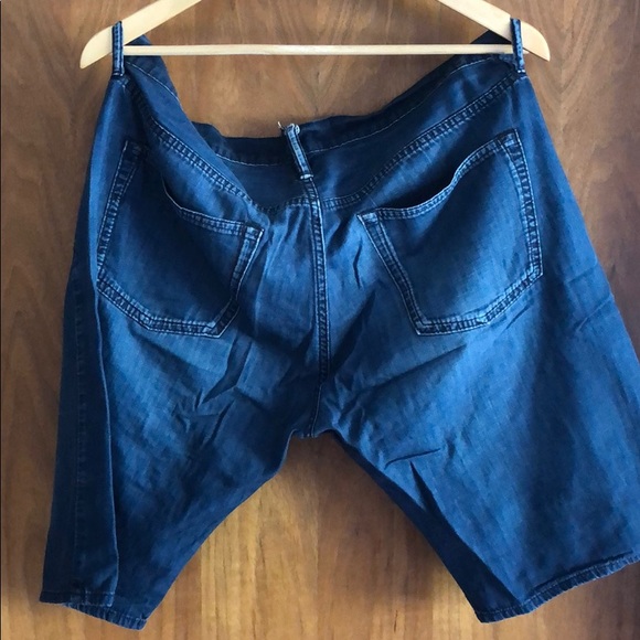 GAP light jean fabric shorts size 36 - Picture 2 of 3